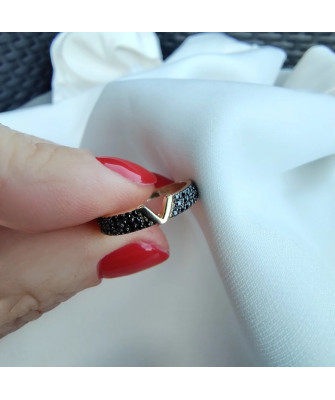 Ring with a large stone gold 8k