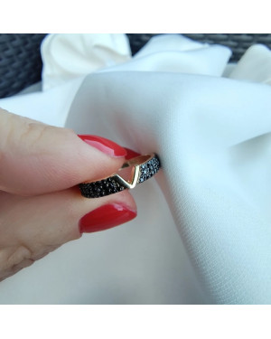 Ring with a large stone gold 8k