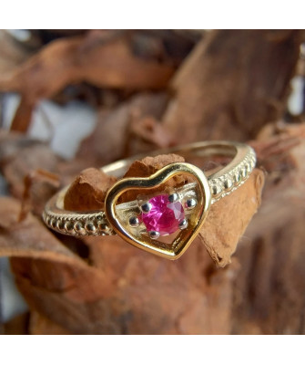 Ring with a large stone gold 8k