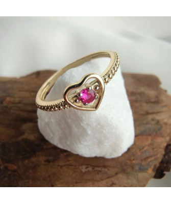 Ring with a large stone gold 8k
