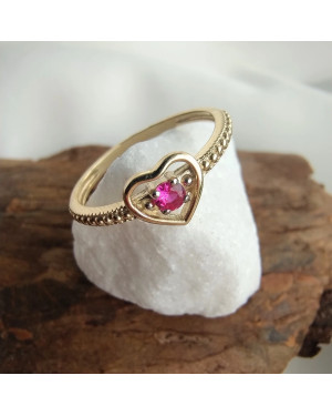 Ring with a large stone gold 8k