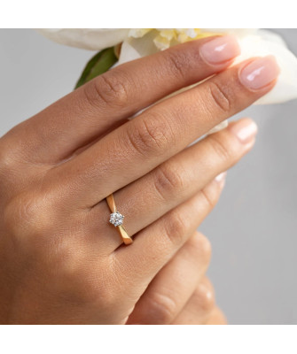 Gold ring with 0.30ct diamond certificate