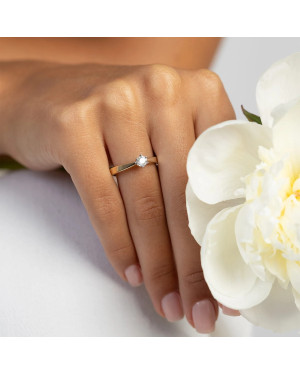 Gold ring with 0.30ct diamond certificate