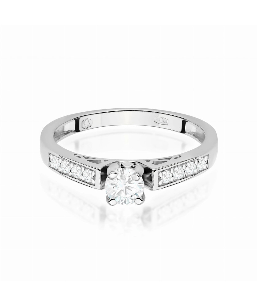 Gold ring with 0.30ct diamond certificate