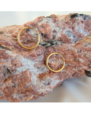 Pozłacane kolczyki z białym oczkiem sztyfty
