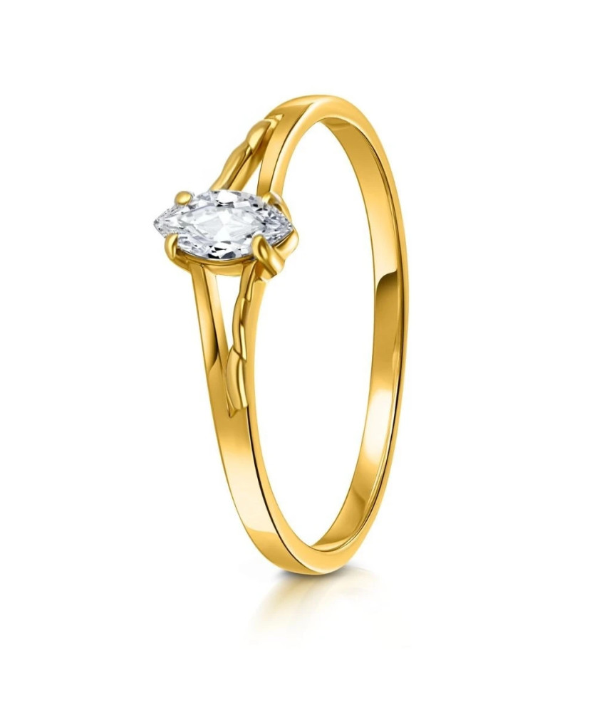Ring with a large stone gold 8k