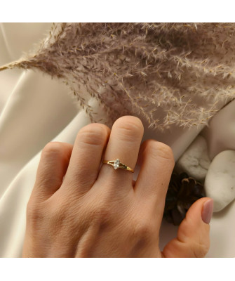 Ring with a large stone gold 8k