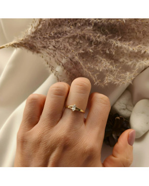 Ring with a large stone gold 8k