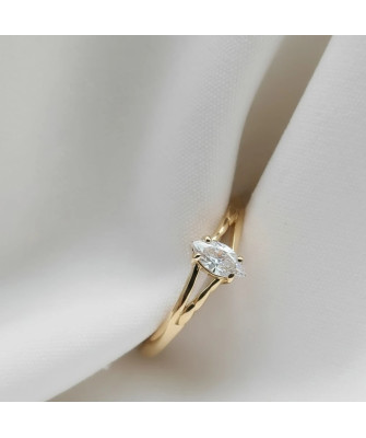 Ring with a large stone gold 8k