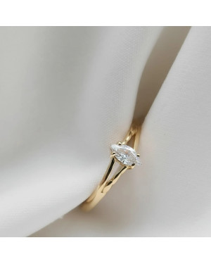 Ring with a large stone gold 8k