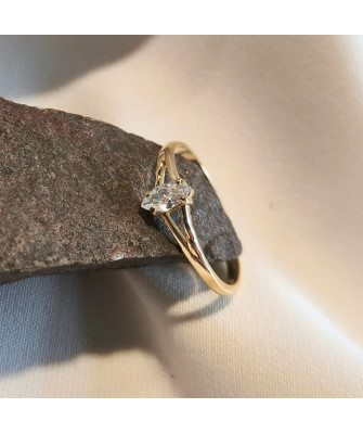 Ring with a large stone gold 8k