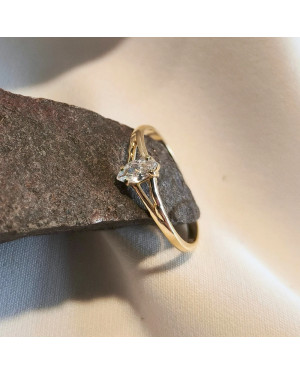 Ring with a large stone gold 8k