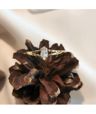 Ring with a large stone gold 8k