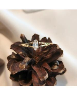 Ring with a large stone gold 8k