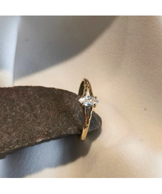 Ring with a large stone gold 8k