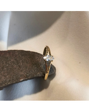 Ring with a large stone gold 8k