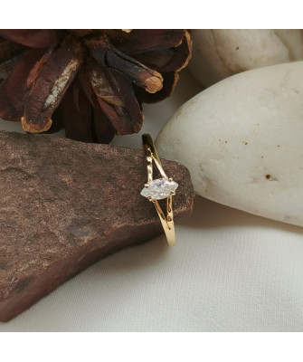 Ring with a large stone gold 8k