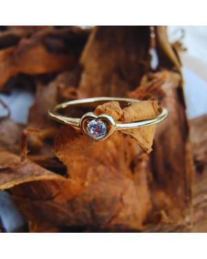 Ring with a large stone gold 8k