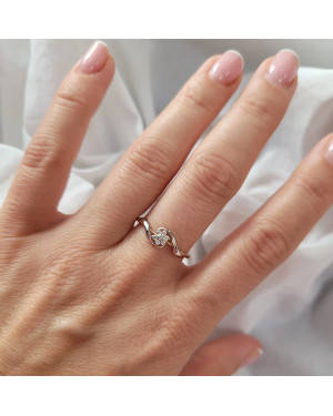 Gold flower ring with cubic zirconia