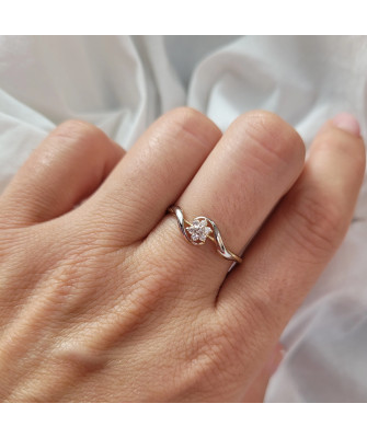 Gold flower ring with cubic zirconia