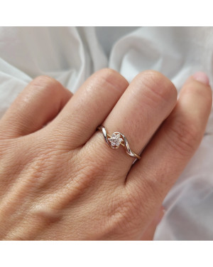 Gold flower ring with cubic zirconia