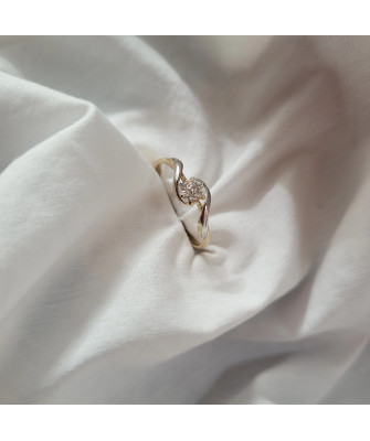 Gold flower ring with cubic zirconia