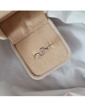 Gold flower ring with cubic zirconia