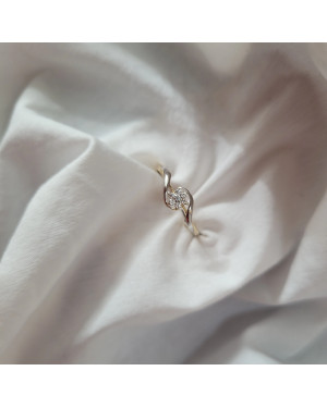 Gold flower ring with cubic zirconia