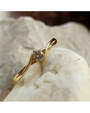 Engagement ring with cubic zirconia