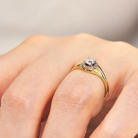 Classic ring with zircons 585