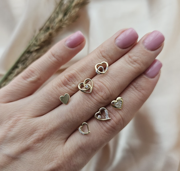 Gold or Silver? Which Earrings Are Best for a Girl with Sensitive Skin?
